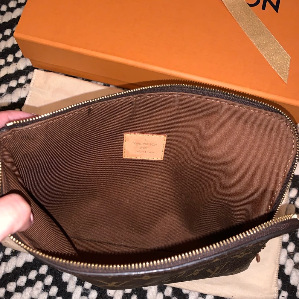 Louis Vuitton Voyage Pm Pouch (looks brand new) - Picture 8 of 8